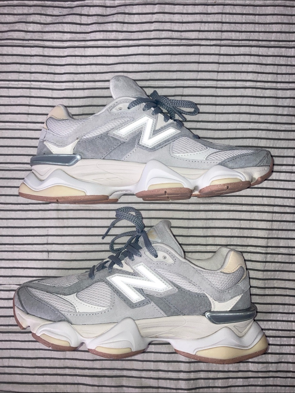 New Balance 327 women’s sneakers